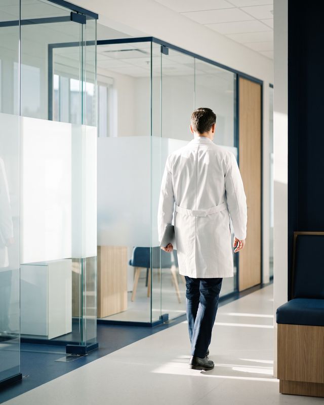 Coridor într-o clinică privată contemporană